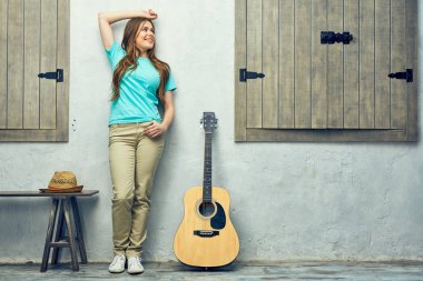 Uzun saçlı hippi tarzı gülümseyen kız 