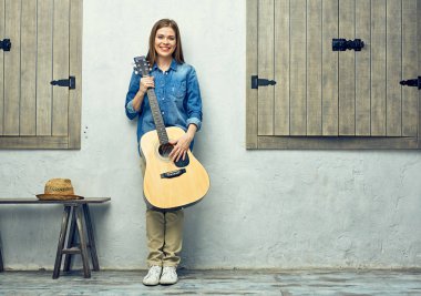 ışık duvara yaslanmış gitar kadınla 