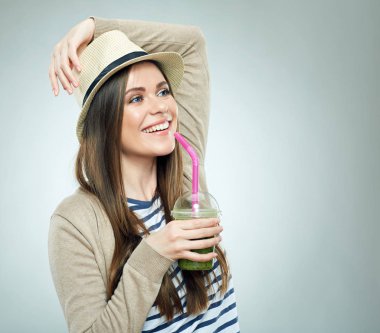 Gülümseyen kadın şapka dokunmadan