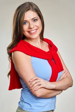 Gülümseyen kadın çapraz kolları ile ayakta