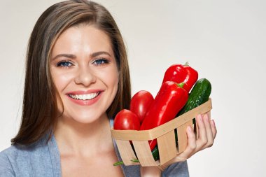 Kadın holding sepet sebzeli 