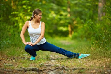 Esneme egzersizi yapan kadın. 