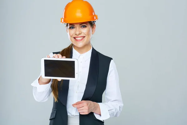 Uśmiechający się builder biznesowych kobieta wyświetlone tablet Pc z Ciebie inf — Zdjęcie stockowe