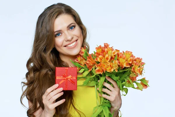 Kvinna som håller en bukett vackra blommor — Stockfoto