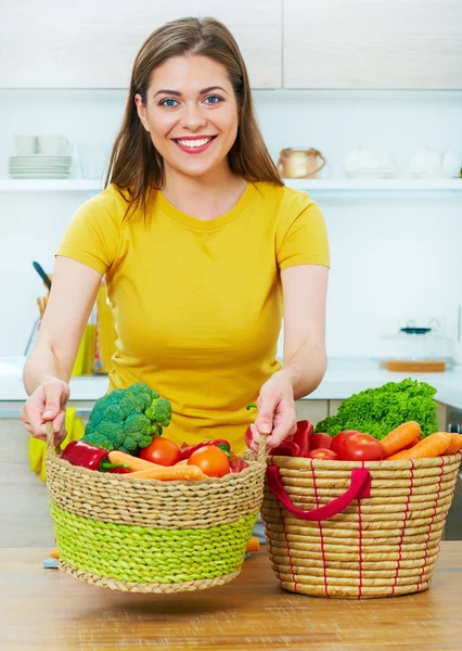 Mulher segurando cesta de vime com legumes — Fotografia de Stock