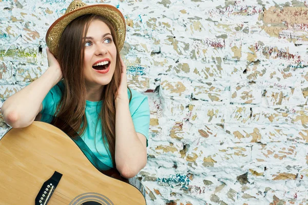 Leende ung kvinna med gitarr — Stockfoto