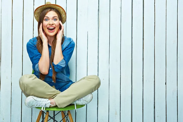 Hipster stil kvinna porträtt. Glad ung kvinna leende. — Stockfoto