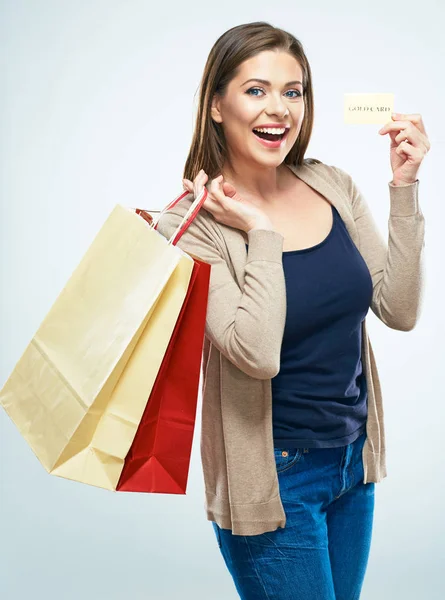 Mujer que sostiene la tarjeta y bolsas de compras —  Fotos de Stock