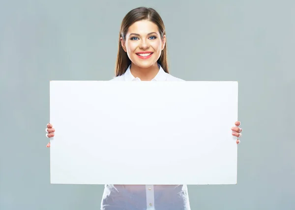 Retrato de mujer de negocios sonriente con pizarra blanca en blanco —  Fotos de Stock