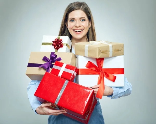 Mujer en camisa sosteniendo cajas de regalo —  Fotos de Stock