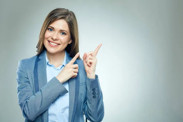Donna d'affari in tuta dito puntando sullo spazio copia . — Foto Stock