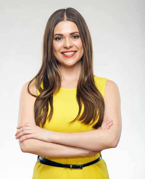 Sorrindo mulher vestindo vestido amarelo — Fotografia de Stock