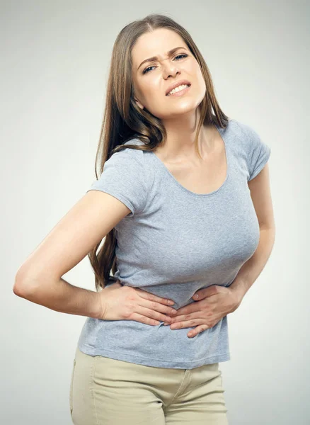 Mulher com dor de estômago tocando barriga — Fotografia de Stock