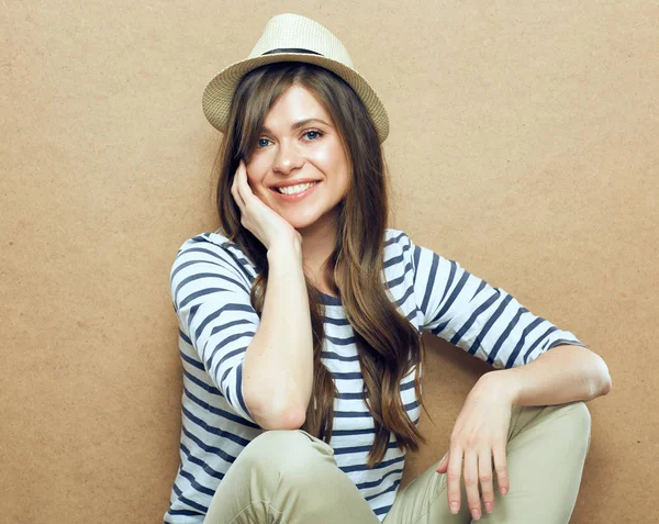 Portrait Jeune Femme Souriante Portant Chapeau Une Chemise Rayée — Photo