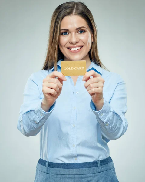 Žena držící kreditní kartu — Stock fotografie