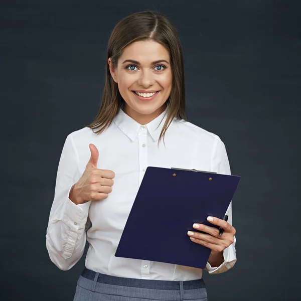 Femme avec presse-papiers montrant pouce vers le haut — Photo