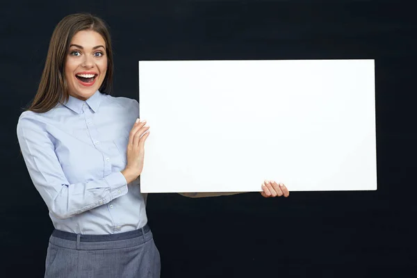 Empresária segurando placa de sinalização — Fotografia de Stock