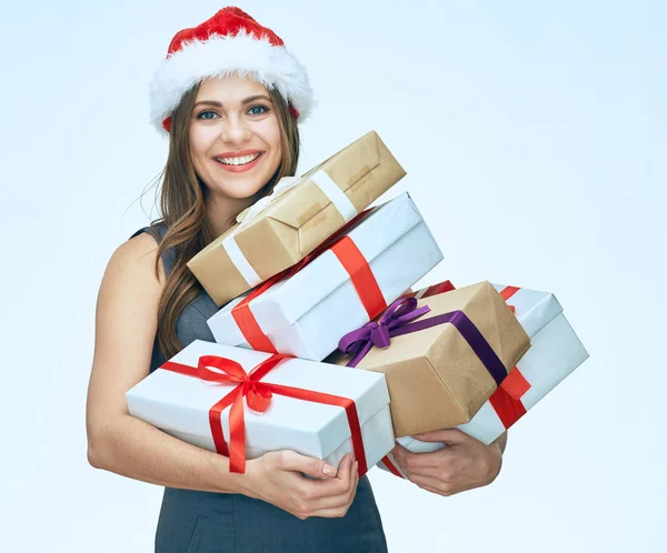 Счастливая женщина с рождественскими подарочными коробками — стоковое фото