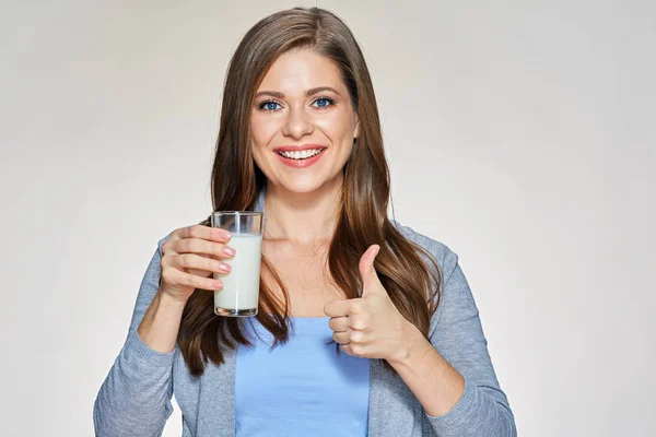 Mujer sonriente sosteniendo vaso de leche —  Fotos de Stock