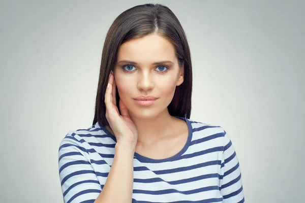 Jovem mulher em t-shirt listrada — Fotografia de Stock