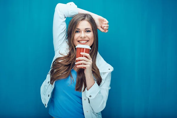 Kvinna med röd kaffekopp — Stockfoto