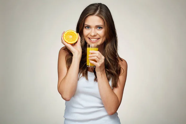 Mujer sosteniendo vaso con zumo de naranja — Foto de Stock