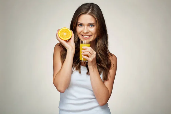 Mulher segurando vidro com suco de laranja — Fotografia de Stock