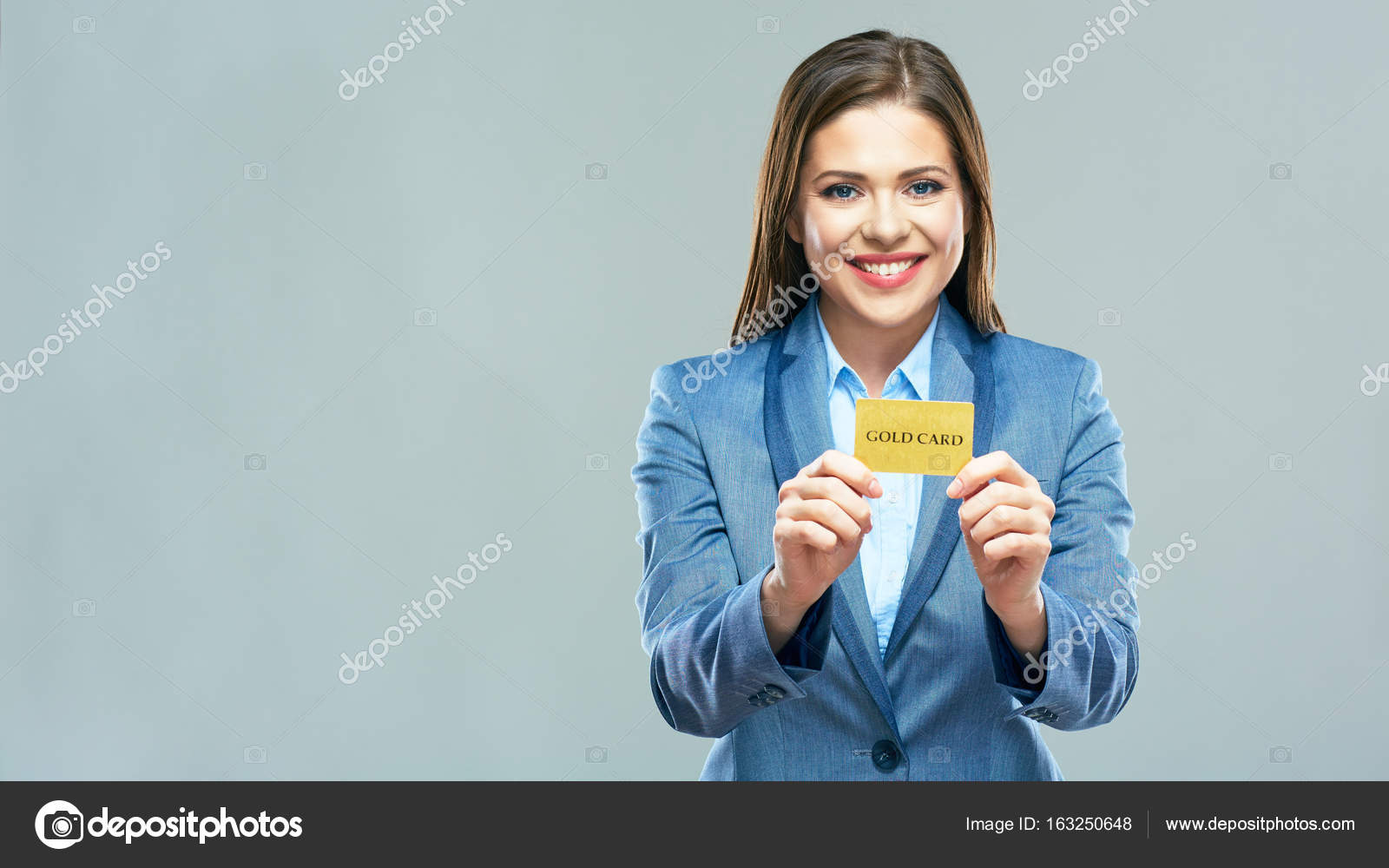ビジネス女性スーツを着てショー プラスチック クレジット カード ストック写真 C Sheftsoff