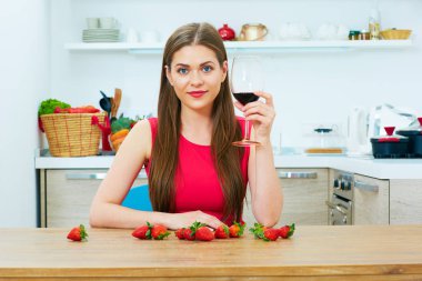 Kadın kırmızı şarap yalnız içer