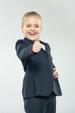 Küçük iş kadın Haritayı başparmak yukarı gülüyor. Otobüste kız çocuk