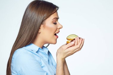 Yüz tanımlama ile genç kadın portresi kapatın.