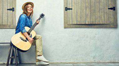 Gitar ile mutlu genç kadın