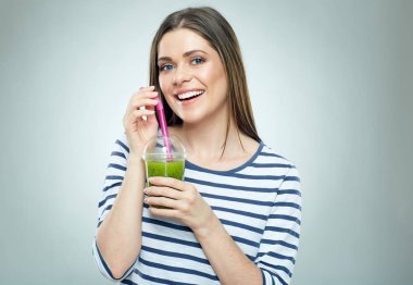 Yeşil Detoks içecek tutan giyen gülümseyen kadın çizgili.