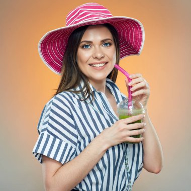 Gülümseyen kadın holding Detoks kokteyli.