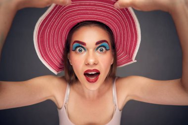 Komik surat yakın kadın portresi