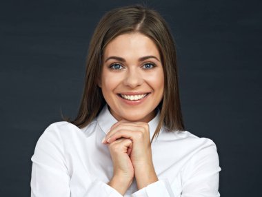 Genç iş kadını olumlu duygu yüzünde. 