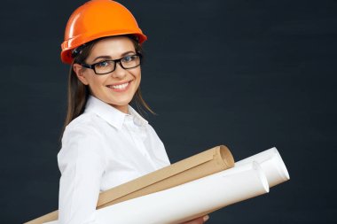 İş kadını mühendis planlar tutuyor. 