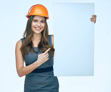 Gülümseyen giyen kadın beyaz banne tutan Oluşturucusu kask korumak