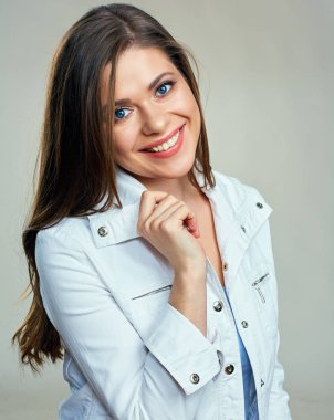 Beyaz ceketli genç kadın portresi güzel yüzünü kapatmak.