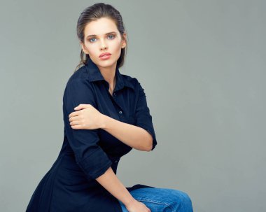 siyah elbise giymiş kadın güzel 