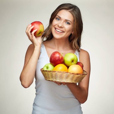 Genç sağlıklı kadın elma ve narenciye meyve diyeti. 