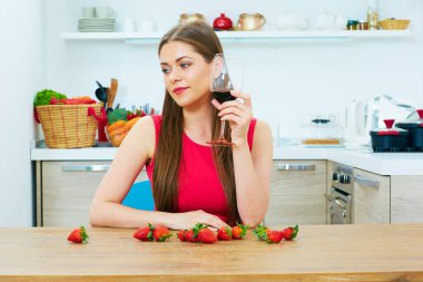 Kadın kırmızı şarap yalnız içer