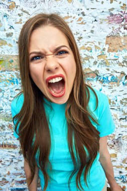 Çığlık atan kız yakın yüz.