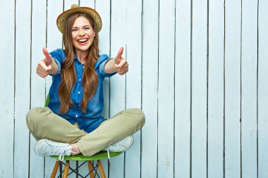 Hippi tarzı kadın tam vücut portre. 