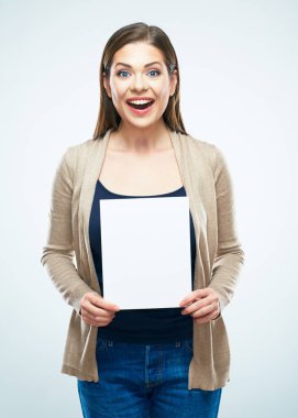 Kadın tutun beyaz boş tabela gülümseyerek. İzole studio bağlantı noktası