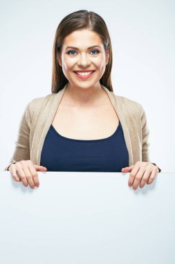 Casual boş tabela ile duran genç kadın giyinmiş.