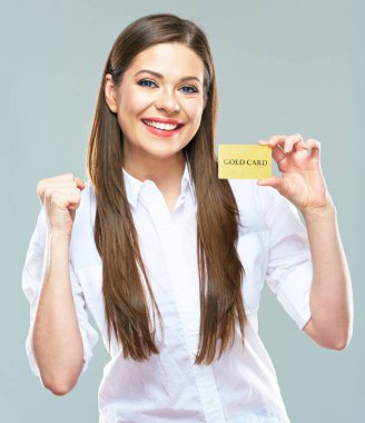 Gülümseyen iş kadın Haritayı kredi kartı.