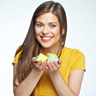 Mutlu güzel kadın ellerinde birçok küçük hediye kutuları göster.