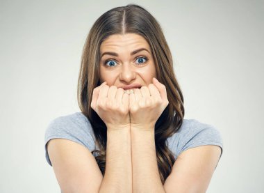 Genç kadın portresi yüz üzerinde negatif duygu.