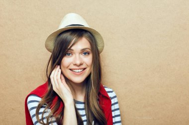 Şapka gülümseyen kadın yüz portre. 